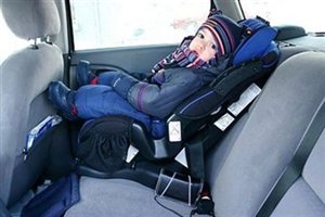 Børn fastspændes i livsfarlige autostole Børn fastspændes i livsfarlige autostole