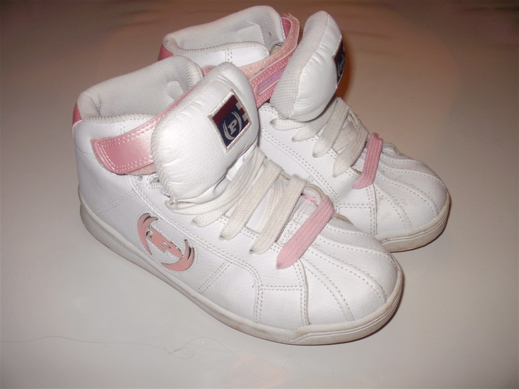 Sko, Sko, Skoooo !! Sælges billigt !! )