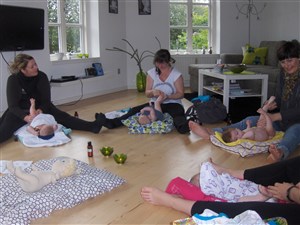 Babymassage er kærtegn for livet.