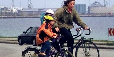 Musik-cyklister chikanerer ambulancefolk Musik-cyklister chikanerer ambulancefolk